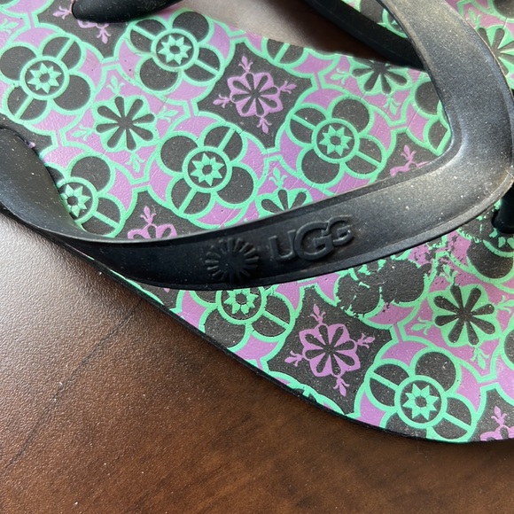 Ugg flip flops - Picture 2 of 3